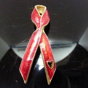 VINTAGE  GIGI 1992 Signed Red Enamel Cutout Heart Gold Tone Ribbon Pin Brooch